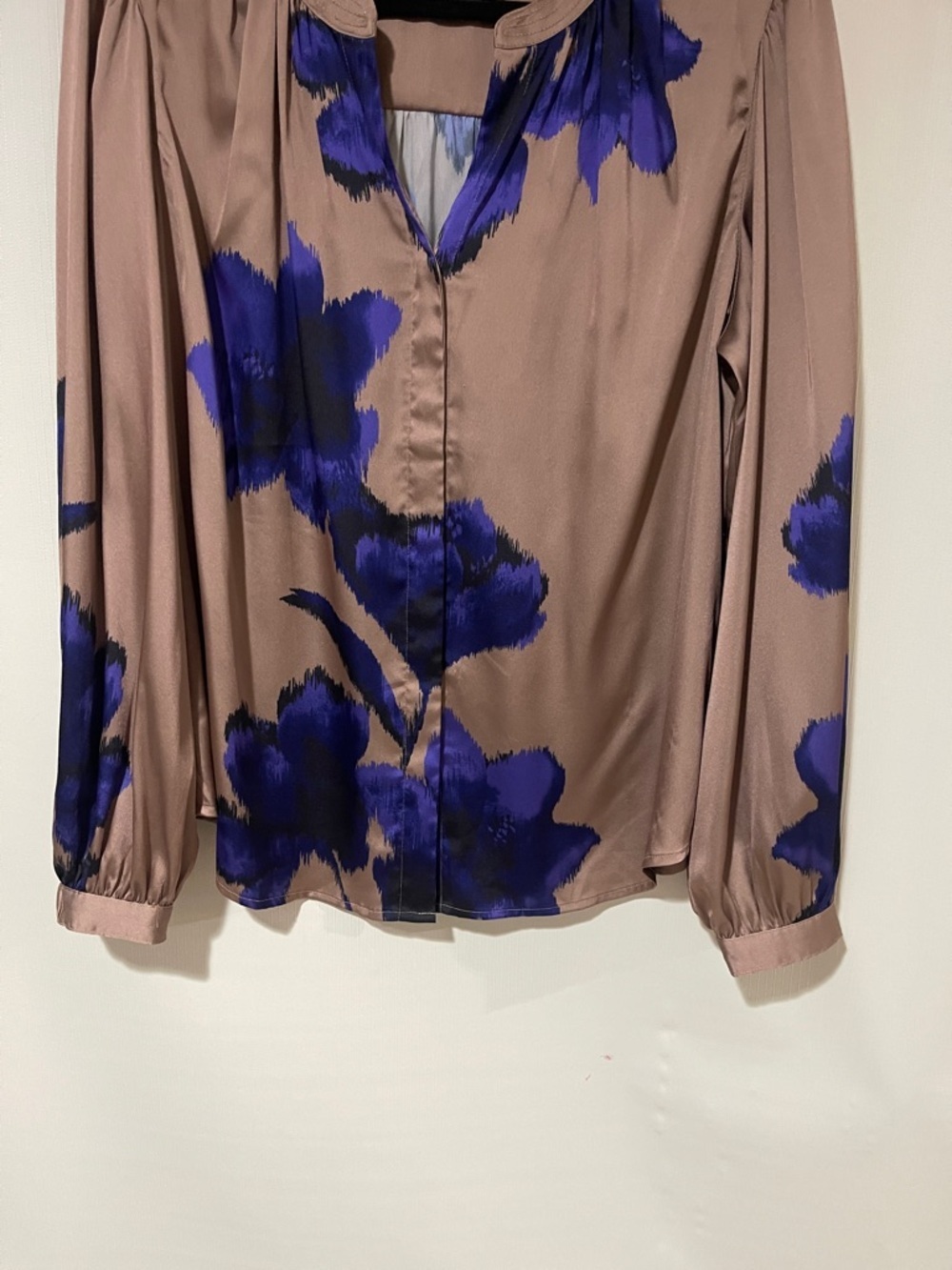 Chico's Taupe Blouse with Bold Blue Floral Print Size 2 or U.S. Large Like New - Picture 4 of 9